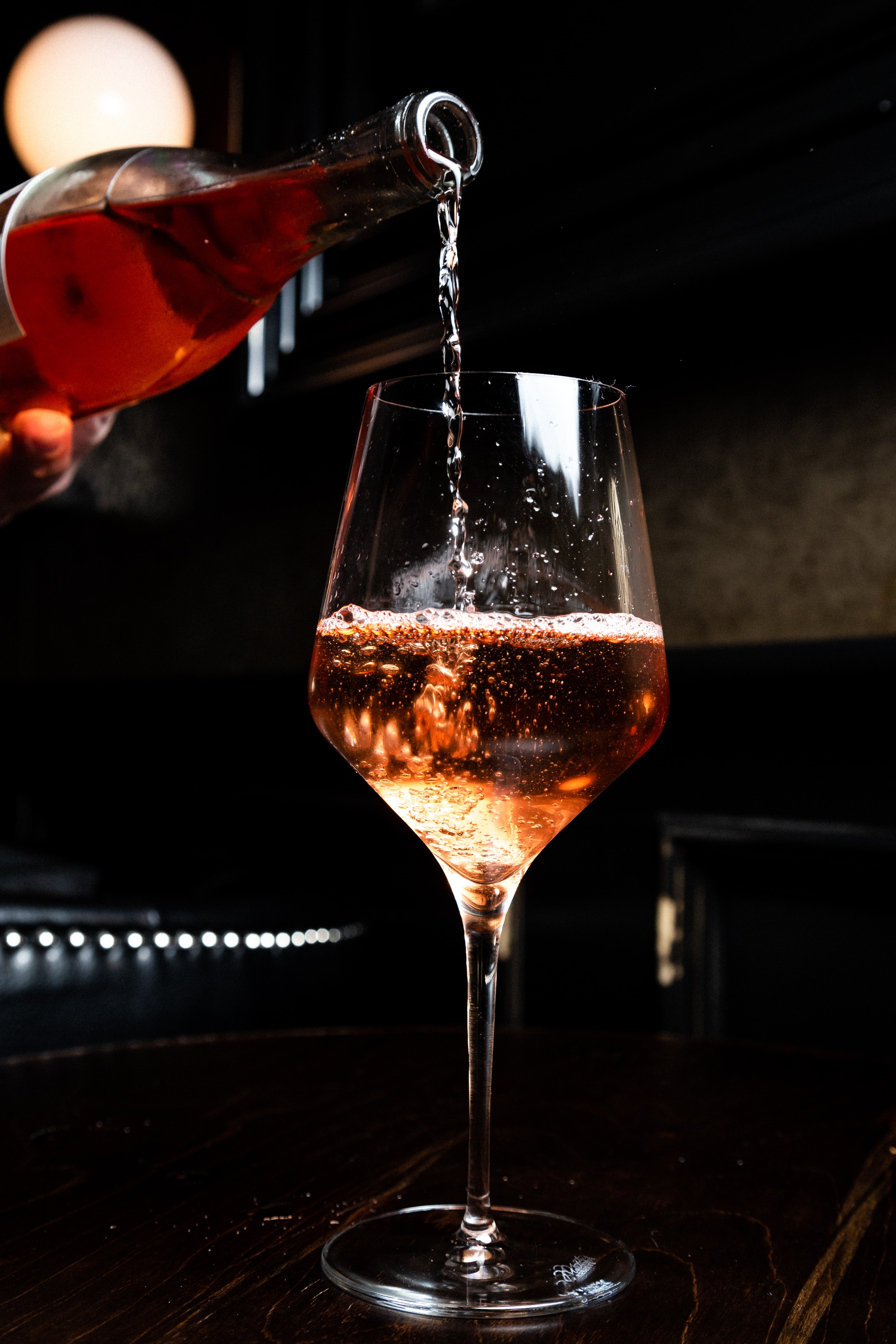 Купить Как правильно пить розовое вино, чтобы в полной мере насладиться его вкусом в Санкт-Петербурге